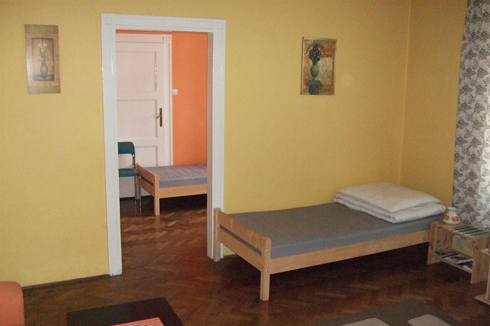 Old Walls Hostel Краків Екстер'єр фото