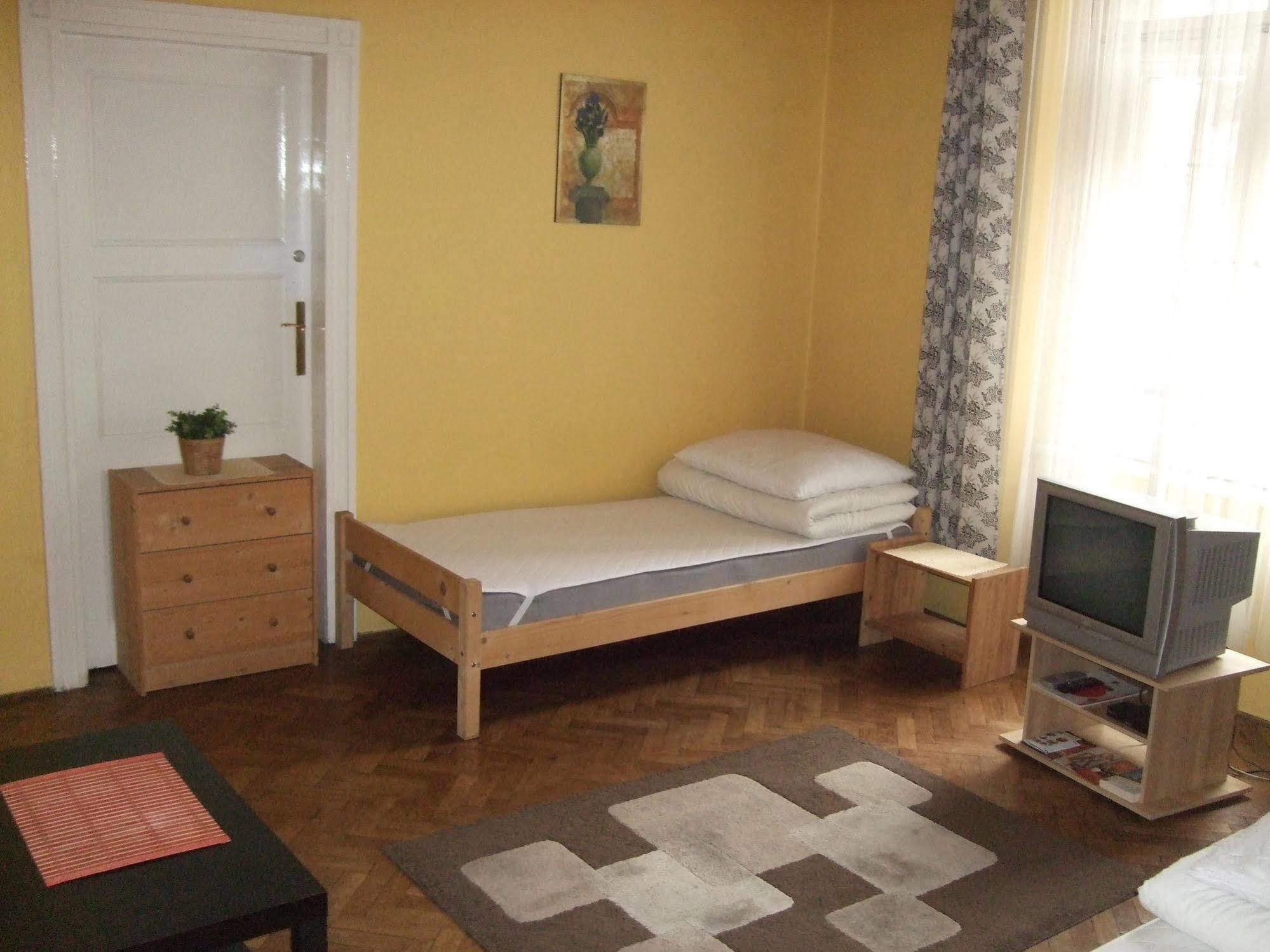 Old Walls Hostel Краків Екстер'єр фото