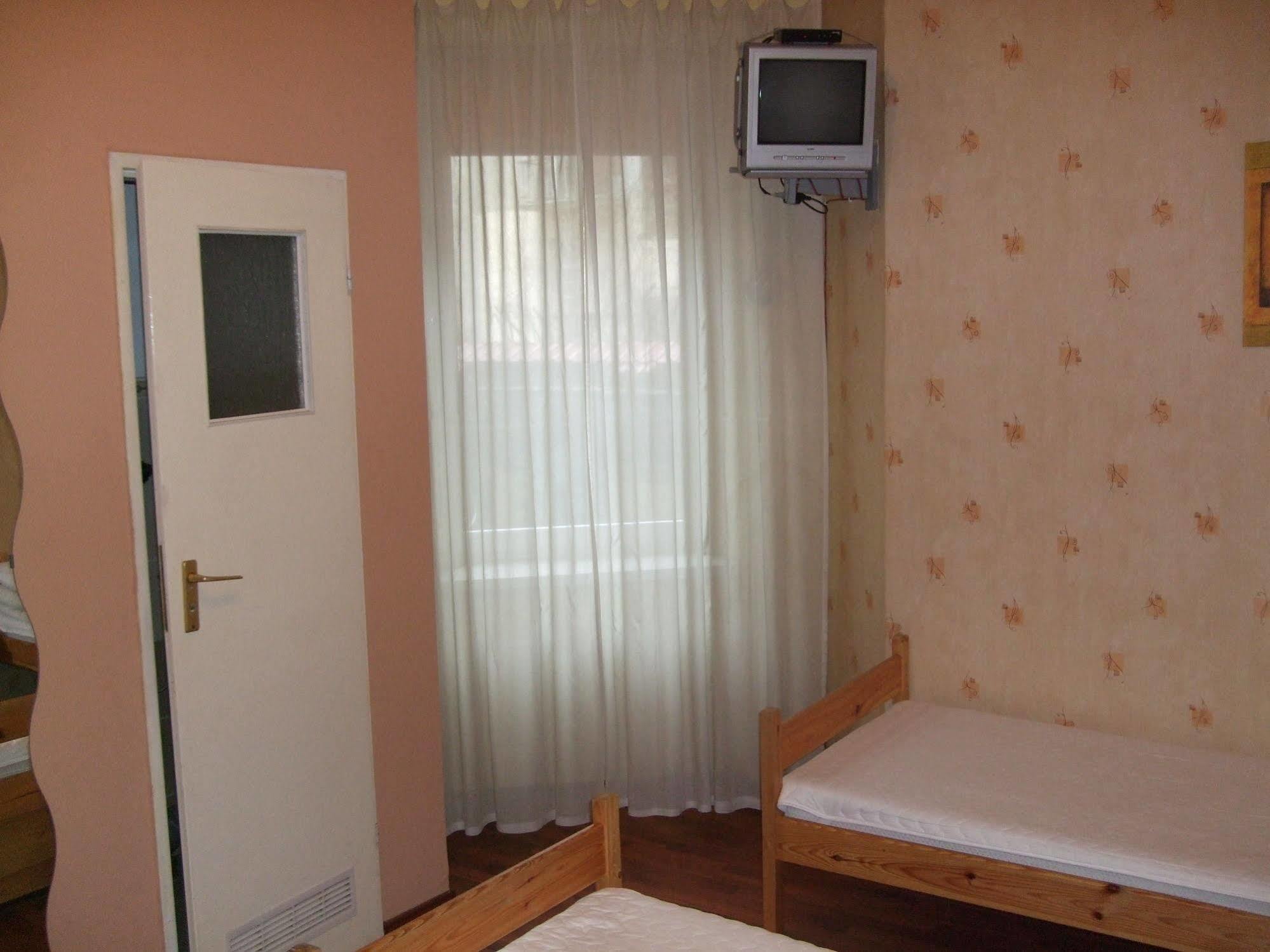 Old Walls Hostel Краків Екстер'єр фото