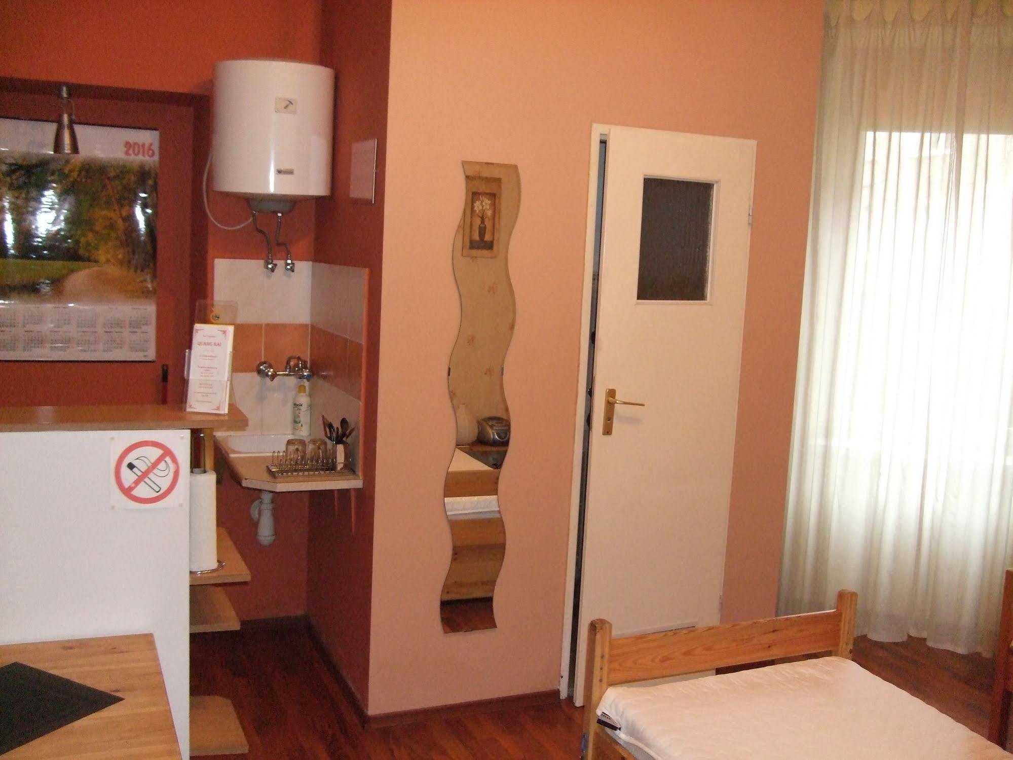 Old Walls Hostel Краків Екстер'єр фото