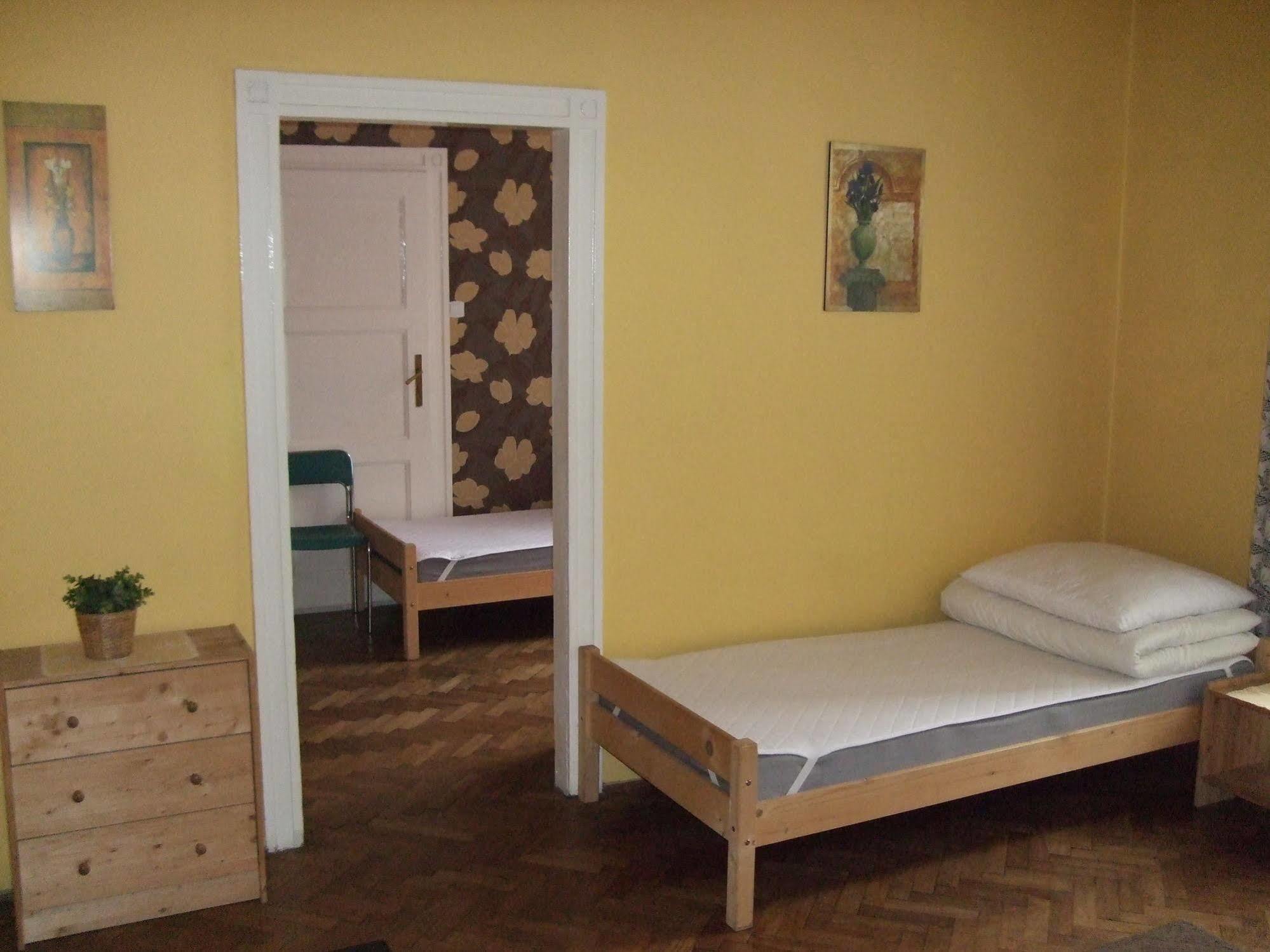 Old Walls Hostel Краків Екстер'єр фото