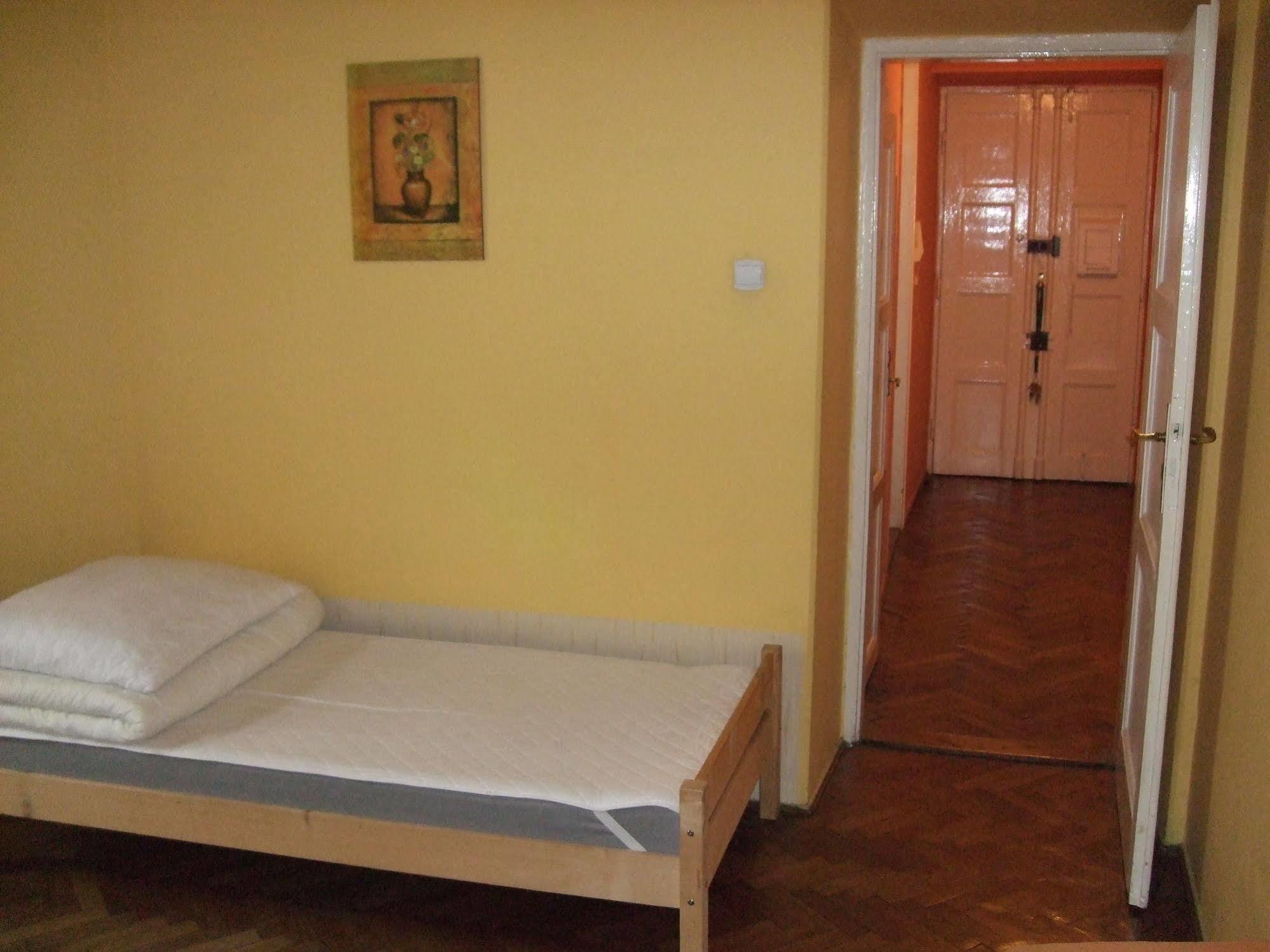 Old Walls Hostel Краків Екстер'єр фото