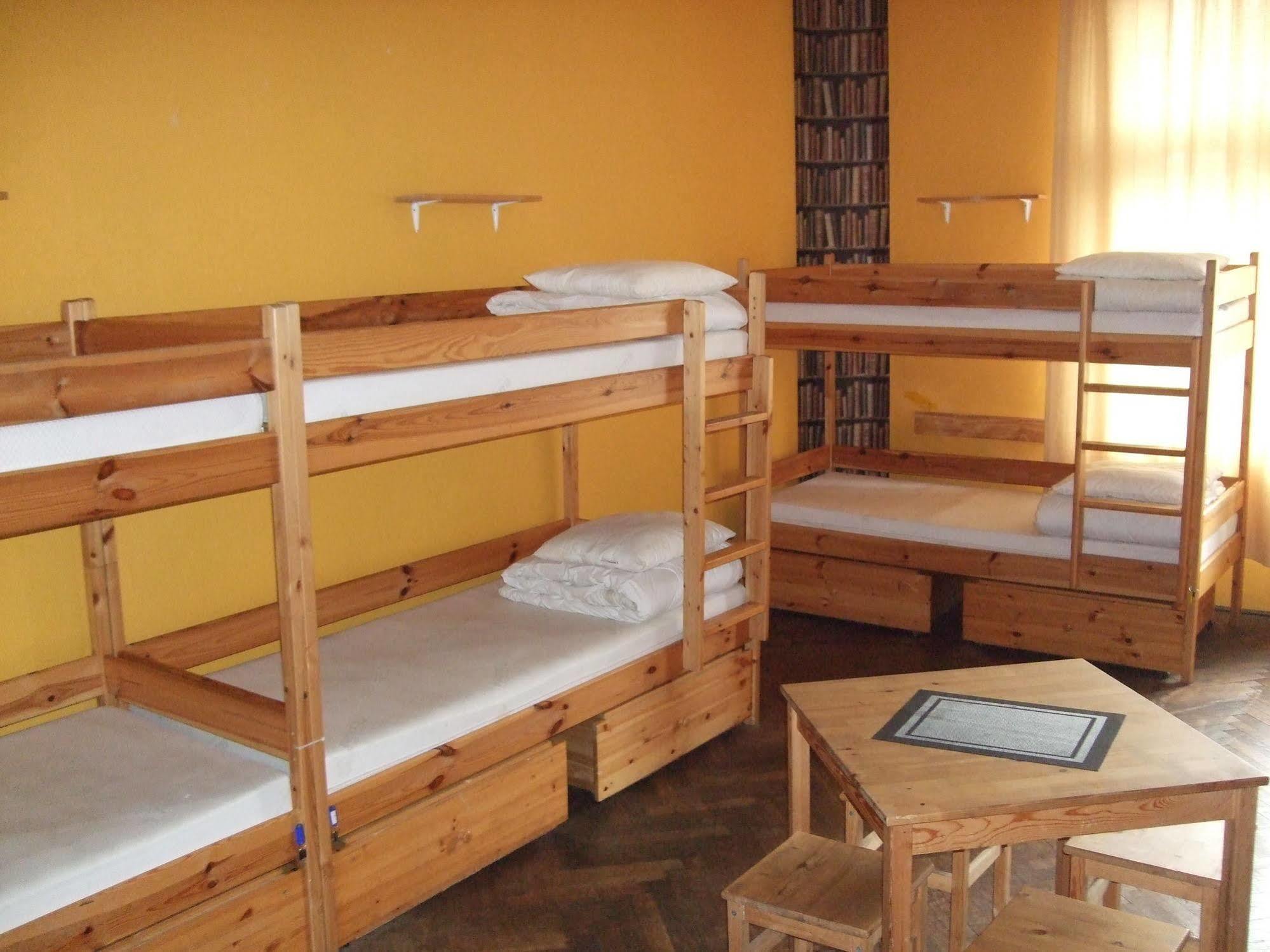 Old Walls Hostel Краків Екстер'єр фото