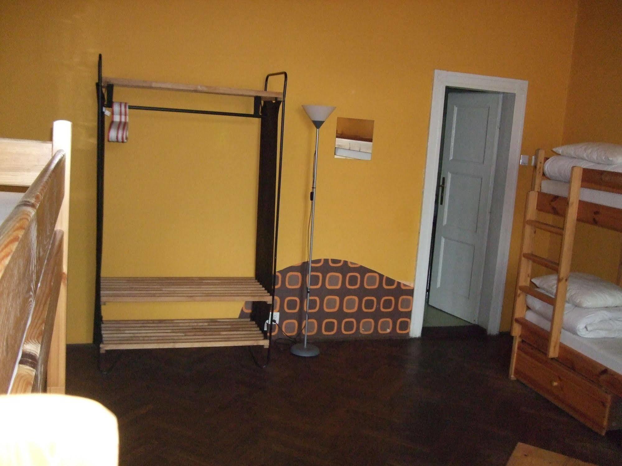 Old Walls Hostel Краків Екстер'єр фото
